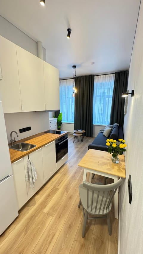 Coffee/tea facilities, Kitchen or kitchenette, Living room, Seating area, Dining area, oven, stove