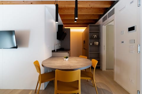 TV and multimedia, Kitchen or kitchenette, Living room, Seating area, Dining area, oven