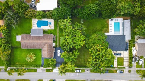 Two Neighboring Villas in The Heart of Miami House in Golden Glades