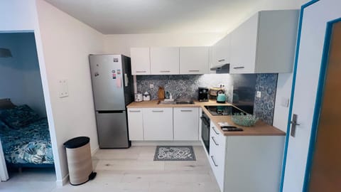 Coffee/tea facilities, Kitchen or kitchenette, dishwasher, microwave, oven, stove