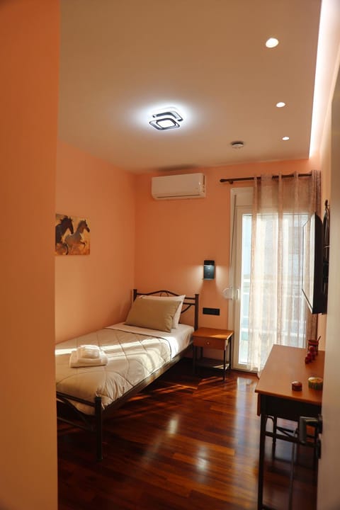 Bed, TV and multimedia, Photo of the whole room, Bedroom, air conditioner