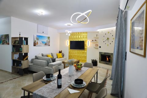 Communal lounge/ TV room, TV and multimedia, Living room, Seating area, Dining area, Evening entertainment