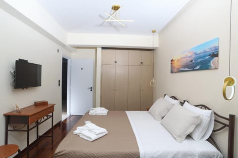 Bed, TV and multimedia, Photo of the whole room, Bedroom, towels, wardrobe