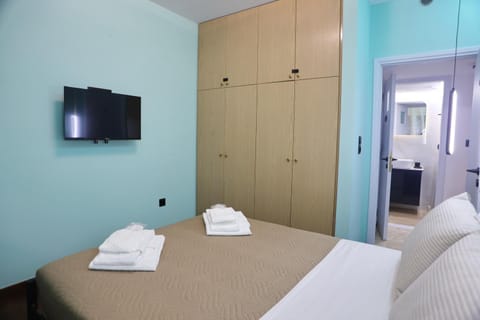 Bed, TV and multimedia, Photo of the whole room, Bedroom, towels, wardrobe