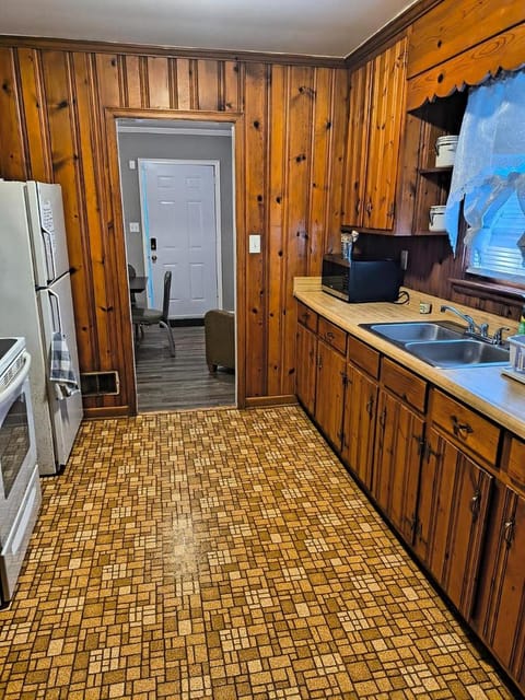 Spacious Macon 3BR Duplex | BBQ + Parking House in Macon