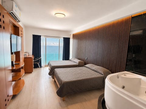 Bed, Natural landscape, Hot Tub, TV and multimedia, Photo of the whole room, Bedroom, Sea view, Bath, towels