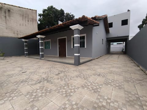 Casa inteira 3 quartos Vila Capri bairro nobre 14 pessoas e 6 carros House in Araruama