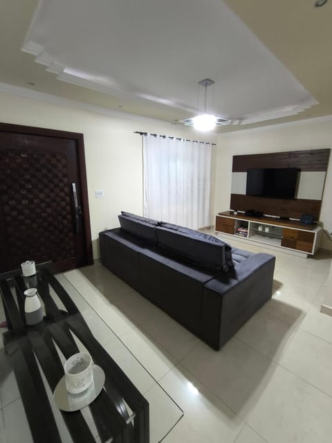 Casa inteira 3 quartos Vila Capri bairro nobre 14 pessoas e 6 carros House in Araruama