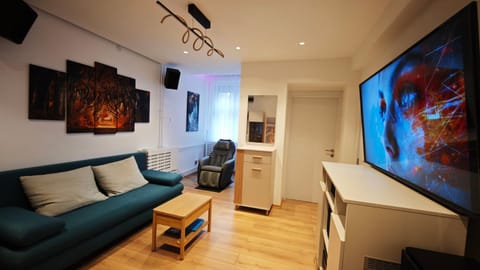 TV and multimedia, Living room, Seating area, Evening entertainment