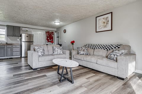 4 Mi to the Speedway Peaceful and Snug Home with Yard House in Indianapolis