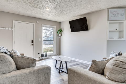 4 Mi to the Speedway Peaceful and Snug Home with Yard House in Indianapolis