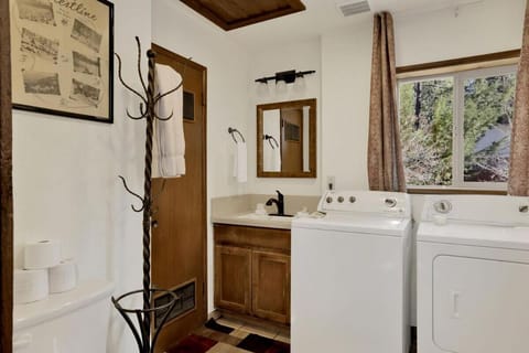 Crystal Pines at Big Bear Lake Walk to Boulder Bay Park Family-Friendly Retreat House in Big Bear