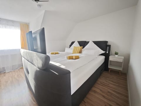 Bed, TV and multimedia, View (from property/room), Bedroom, heating, heating, internet, internet, towels, towels, wardrobe