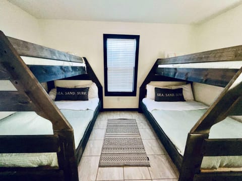 Urban Aquarium Home for 8 House in Galveston Island