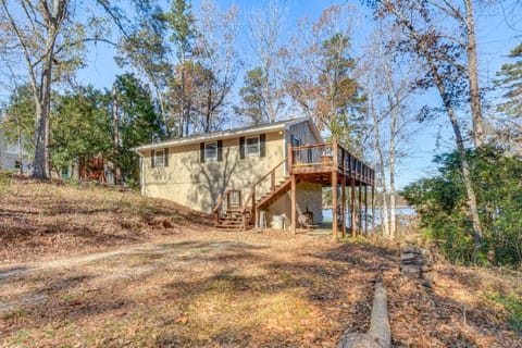 Private Lakefront Home with Views and Dock in Hartwell House in Reed Creek