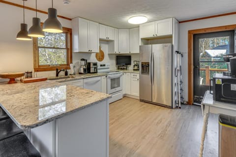 Private Lakefront Home with Views and Dock in Hartwell House in Reed Creek