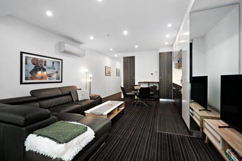 Communal lounge/ TV room, TV and multimedia, Living room, Seating area, air conditioner