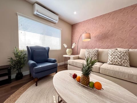 Golden Downey Designer Abode - Poolside Suite Apartment in Bell Gardens