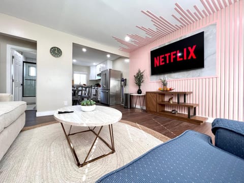 Golden Downey Designer Abode - Poolside Suite Apartment in Bell Gardens