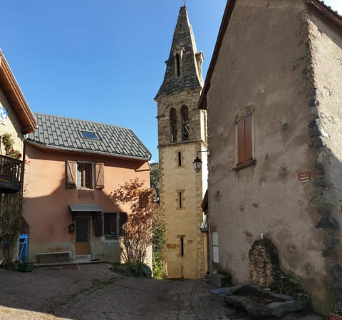 Property building, Facade/entrance, Day, Balcony/Terrace, Street view