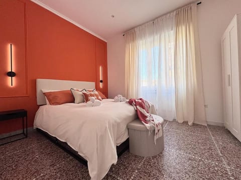 Photo of the whole room, Bedroom, towels