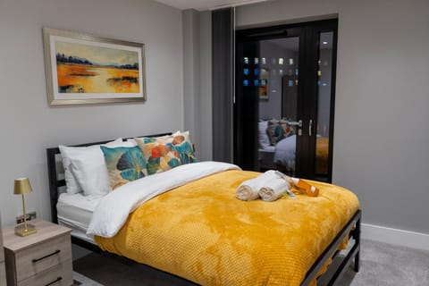 Bed, Bedroom, towels