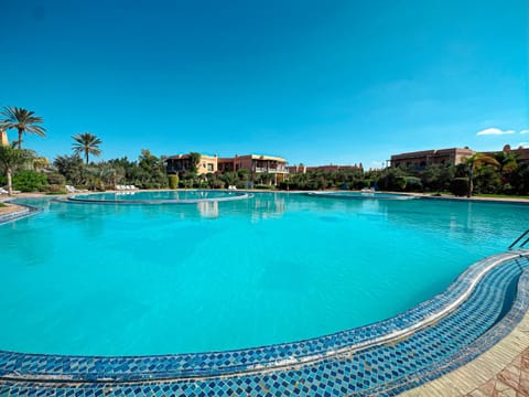 Swimming pool, sunbed