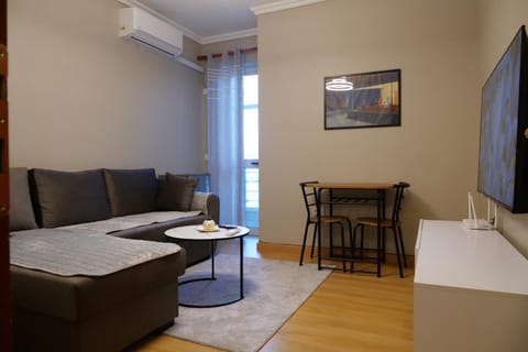 TV and multimedia, Living room, Seating area, Dining area, air conditioner