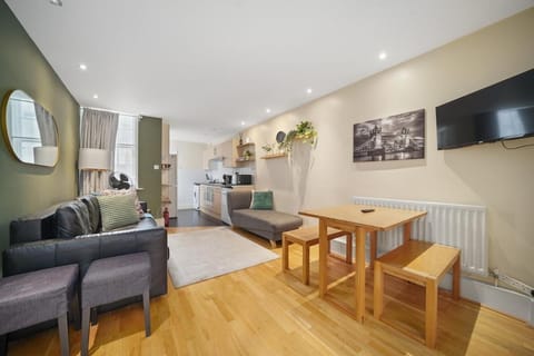 TV and multimedia, Kitchen or kitchenette, Living room, Seating area, Dining area