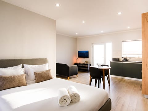 Bed, Kitchen or kitchenette, Living room, Seating area, Dining area, Bedroom, towels