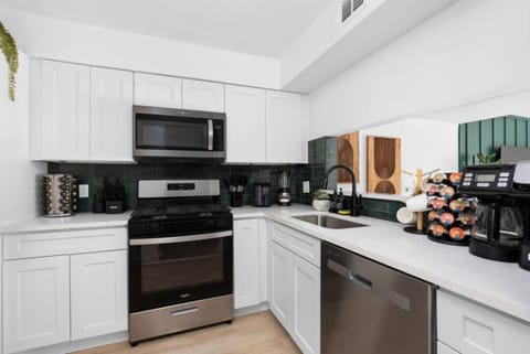 Bright & Modern 4BR Sanctuary in Central Austin House in Austin