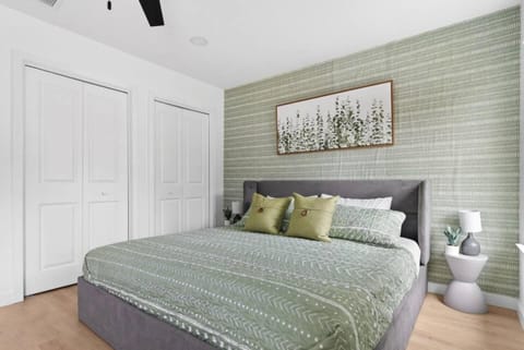 Bright & Modern 4BR Sanctuary in Central Austin House in Austin