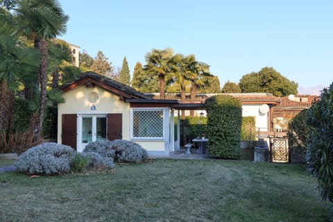 Patio, Facade/entrance, Day, Garden, On site, Garden view