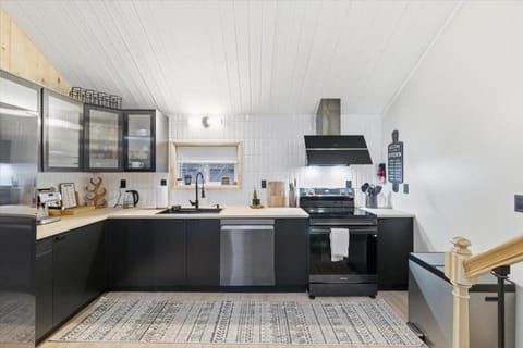 NEW - Hot Tub, Sauna, Game Room, Movie Theater Chalet in Middle Smithfield