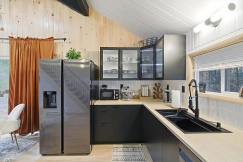 NEW - Hot Tub, Sauna, Game Room, Movie Theater Chalet in Middle Smithfield