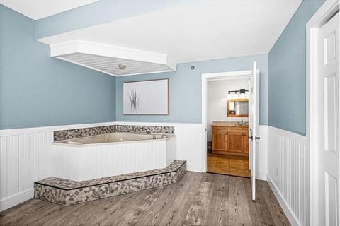 Whispering Pines Lake Views King Suite, 2 Queen Beds, Kitchen and Heated Pools Apartment in Two Harbors