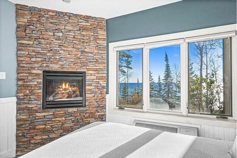 Whispering Pines Lake Views King Suite, 2 Queen Beds, Kitchen and Heated Pools Apartment in Two Harbors