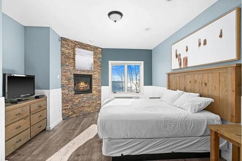 Whispering Pines Lake Views King Suite, 2 Queen Beds, Kitchen and Heated Pools Apartment in Two Harbors