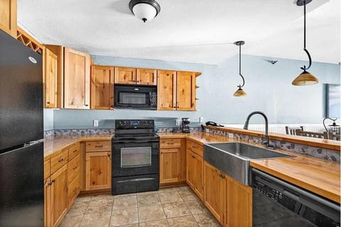 Whispering Pines Lake Views King Suite, 2 Queen Beds, Kitchen and Heated Pools Apartment in Two Harbors