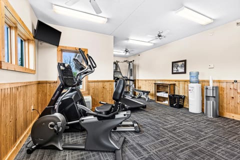 Whispering Pines Lake Views Studio 2 Queen Beds, Heated Pool and Hot Tub Apartment in Two Harbors