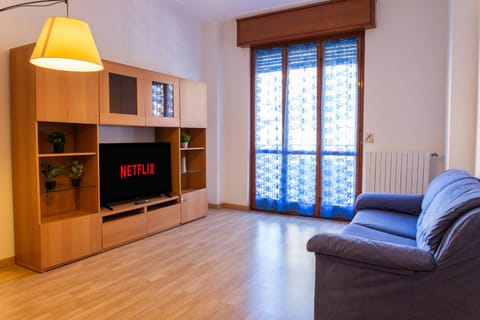 TV and multimedia, Living room, Seating area, Evening entertainment, air conditioner