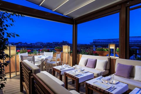Restaurant/places to eat, Balcony/Terrace, City view