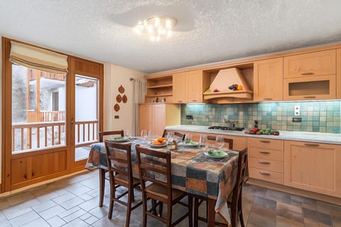 Kitchen or kitchenette, Dining area