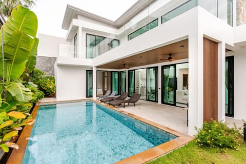 Property building, Patio, Garden, Garden view, Pool view, Swimming pool, sunbed