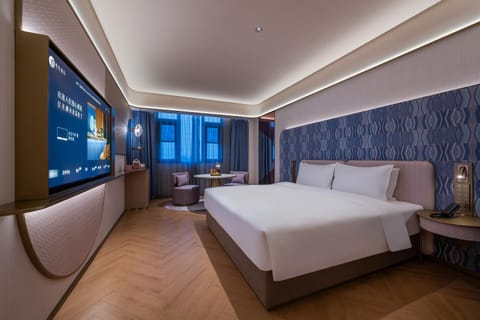 Bed, TV and multimedia, Photo of the whole room, Bedroom