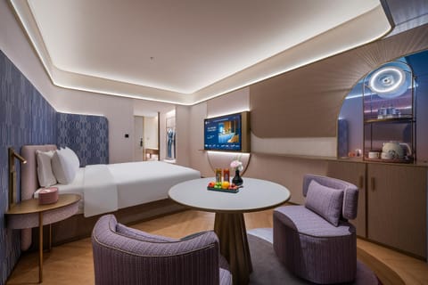 Bed, TV and multimedia, Photo of the whole room, Seating area, Bedroom