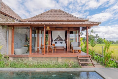 Property building, Bed, Day, Bathroom, Seating area, Bedroom, Bath