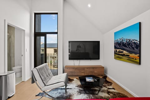 Communal lounge/ TV room, TV and multimedia, Living room, Seating area, Evening entertainment