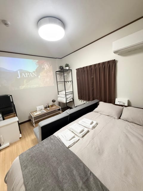 Bed, TV and multimedia, Living room, Photo of the whole room, Seating area, Evening entertainment, Bedroom, towels