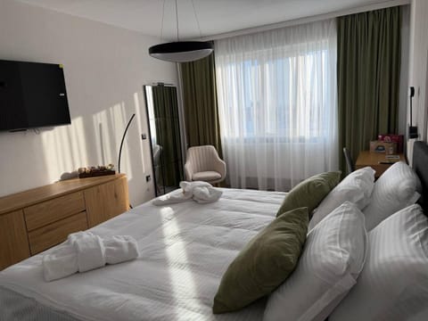 Bed, TV and multimedia, Photo of the whole room, Seating area, Bedroom, towels